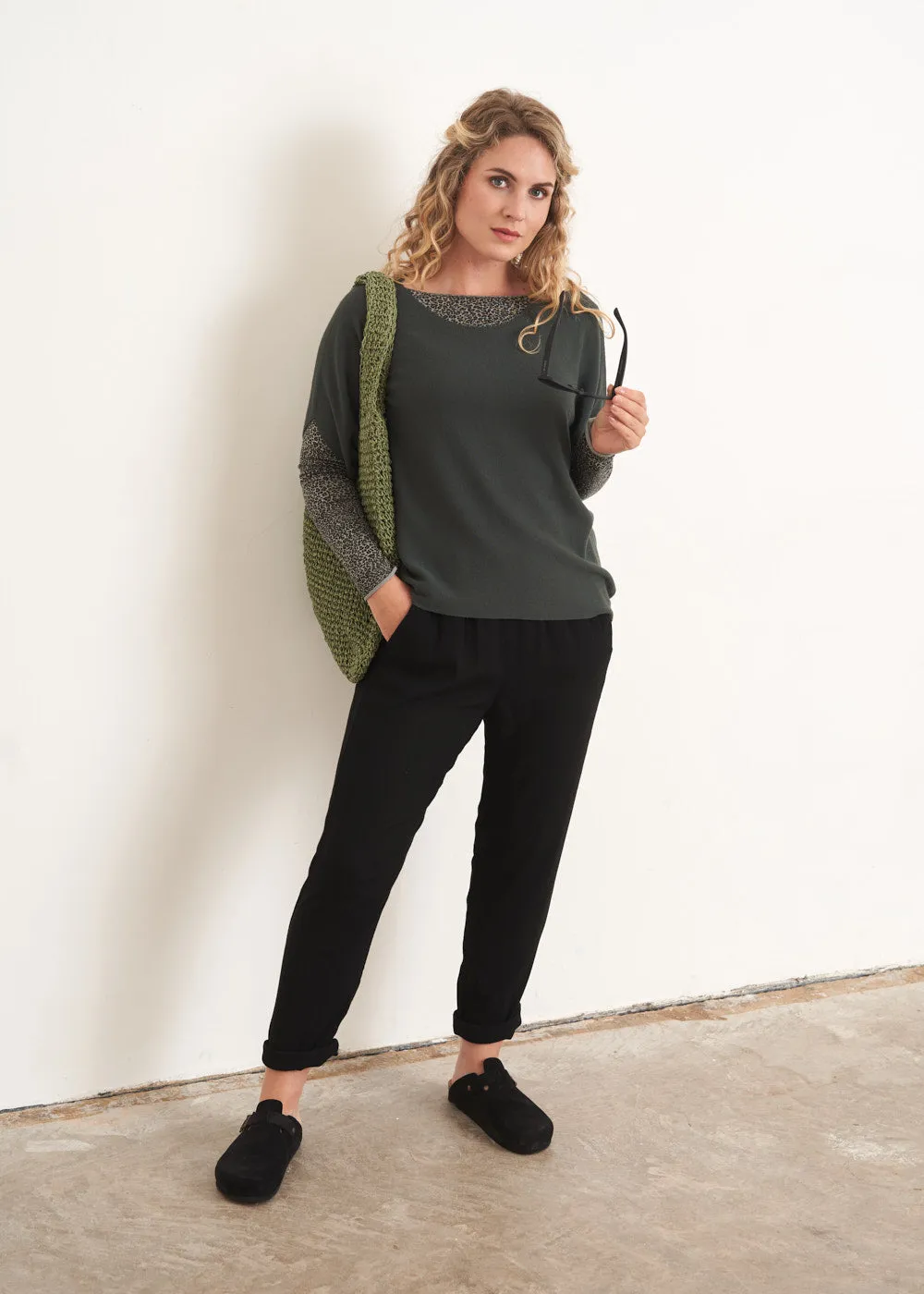 LORA LEOPARD ROUND NECK TOP - GREY