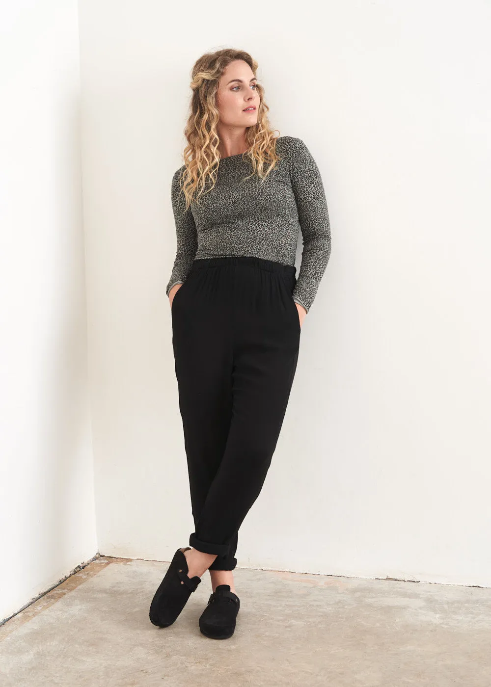 LORA LEOPARD ROUND NECK TOP - GREY