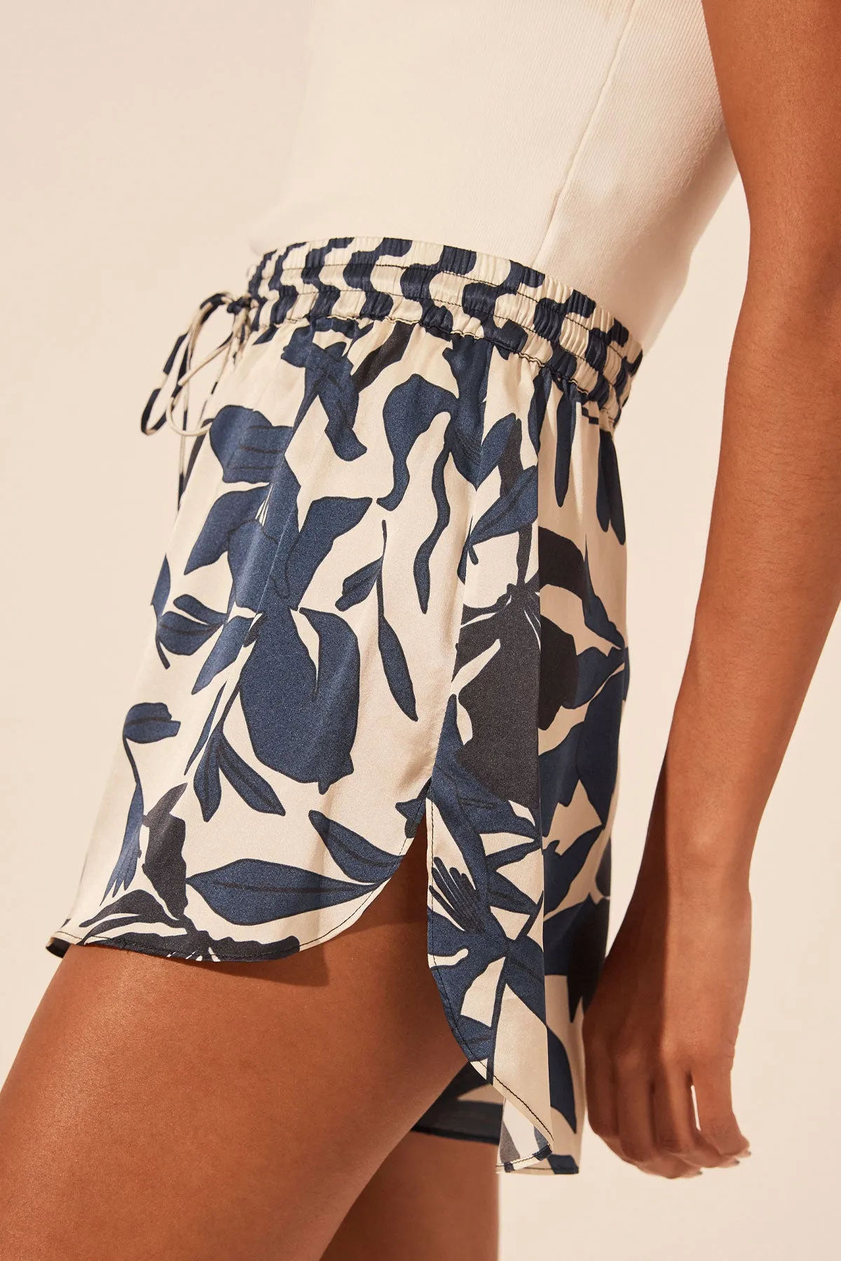 MAGNOLIA SILK CONTRAST CURVED HEM SHORT