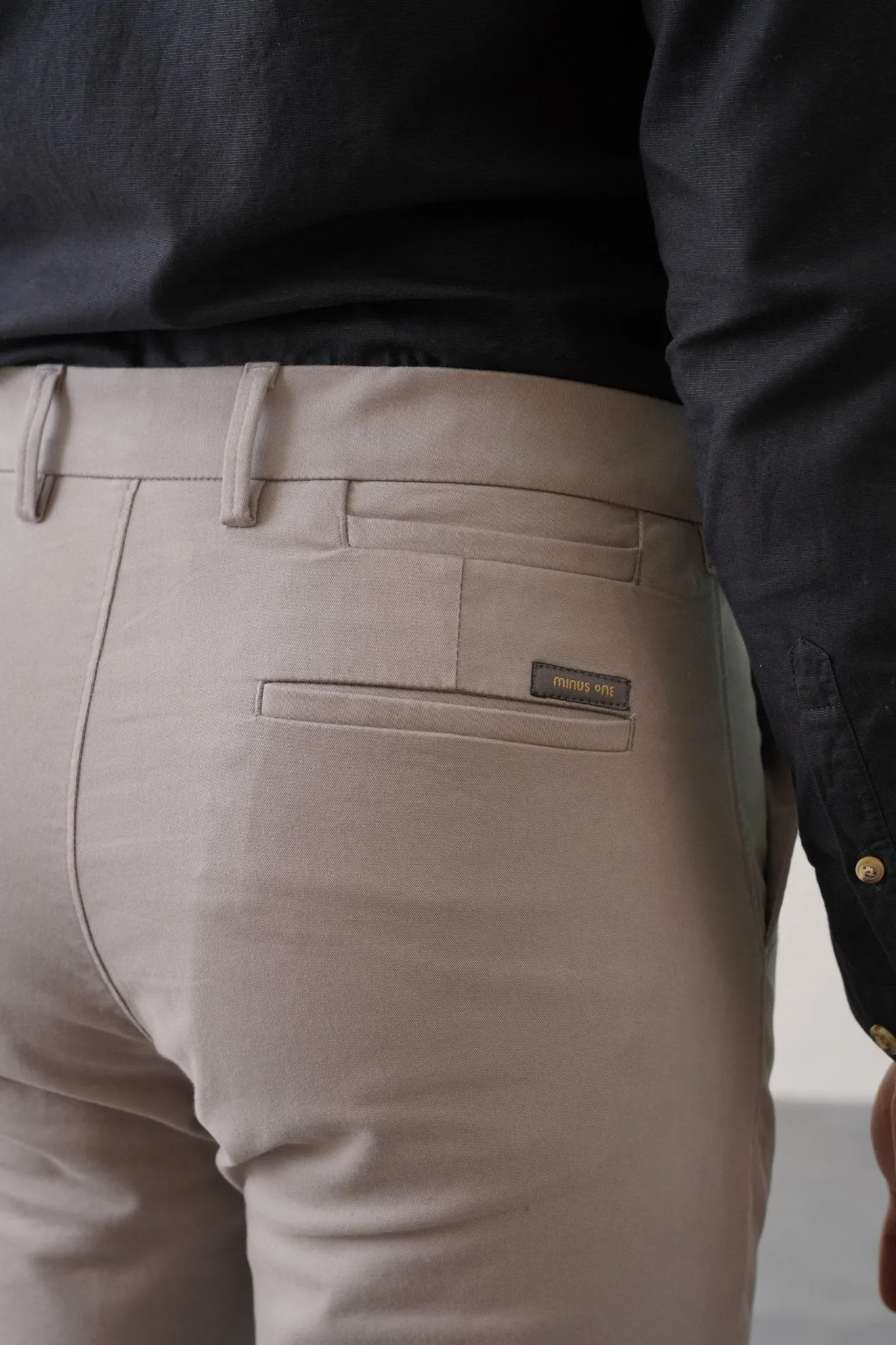 The Regular Fit Travel Chino - Grey
